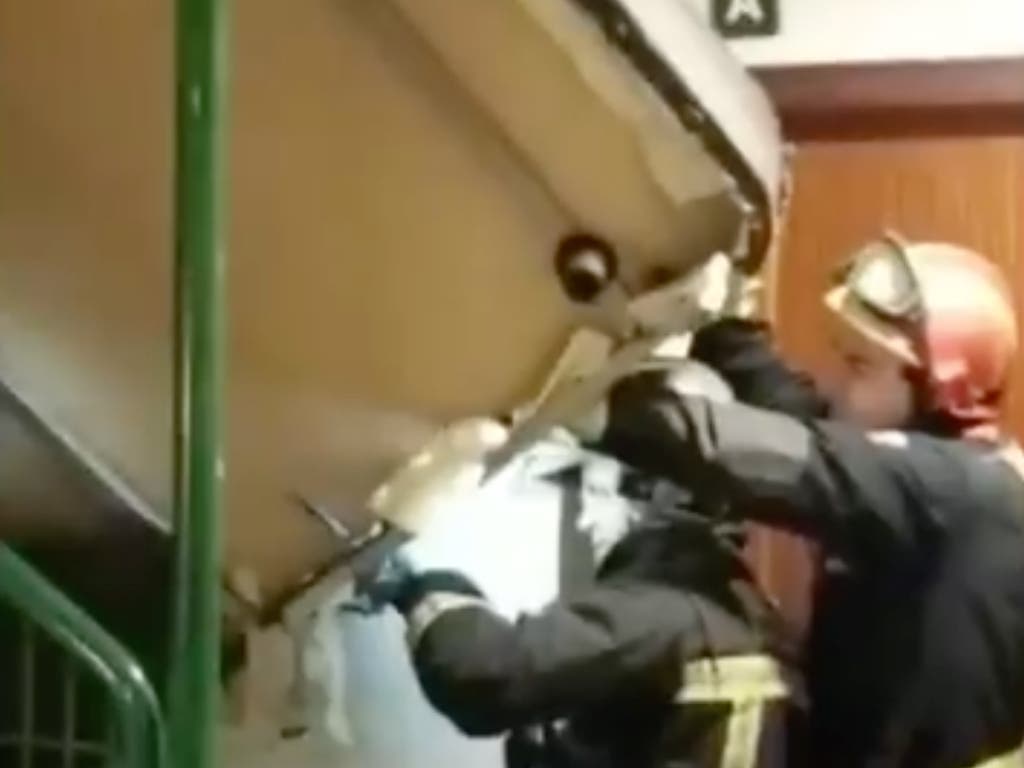 Los Bomberos intervienen en una mudanza en Rivas para desatascar un canapé 