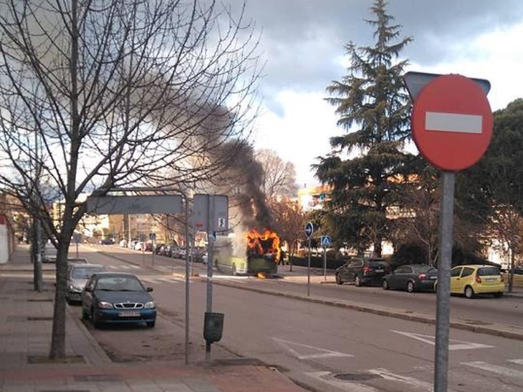 Arde un autobús urbano en Coslada