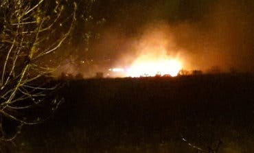 Aparatoso incendio junto al Punto Limpio de Cabanillas del Campo