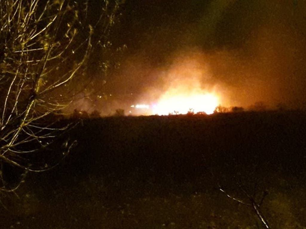 Aparatoso incendio junto al Punto Limpio de Cabanillas del Campo