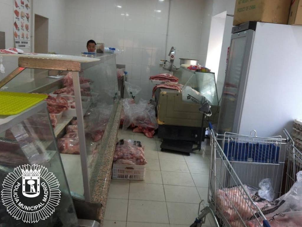 Inspeccionan una carnicería china en deplorables condiciones higiénico-sanitarias