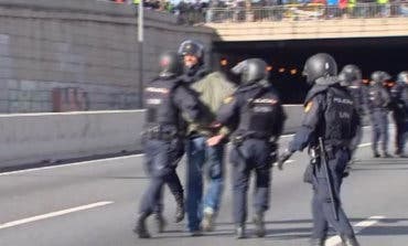 Un detenido y once heridos en la huelga de taxistas en Madrid