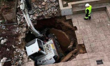 Un socavón se traga una excavadora en Guadalajara