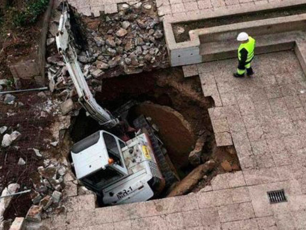 Un socavón se traga una excavadora en Guadalajara