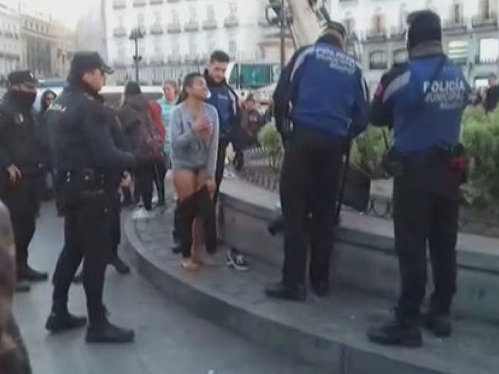 Detenida por bañarse semidesnuda en la fuente de la Puerta del Sol