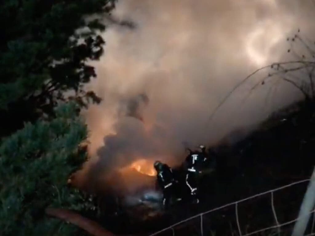 Se incendia un camión cargado de galletas en la A-1