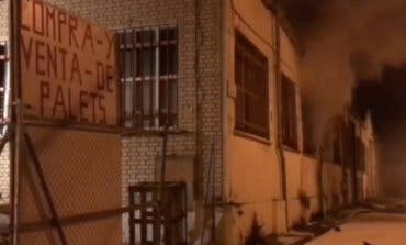 Muere un perro en el incendio de una nave en Arganda del Rey