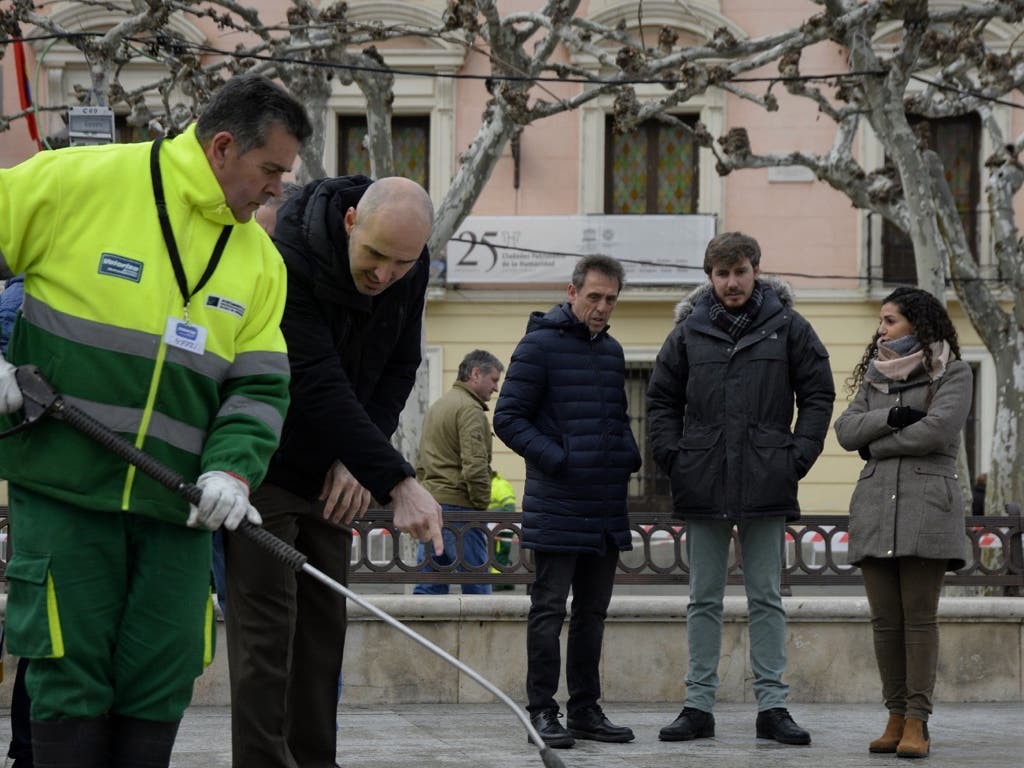 Alcalá de Henares inicia la limpieza intensiva de las calles a pocos meses de las elecciones 