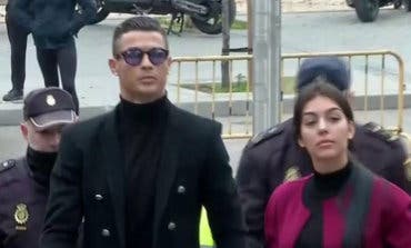 Cristiano Ronaldo hace el paseíllo con Georgina en la Audiencia Provincial de Madrid
