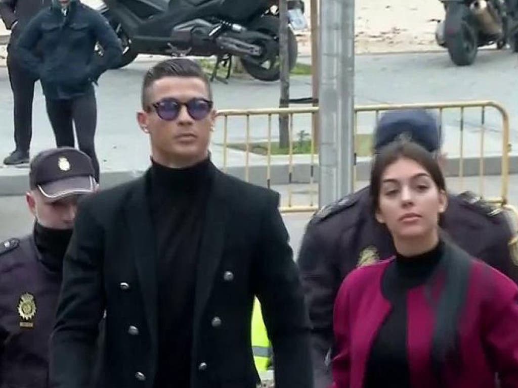 Cristiano Ronaldo hace el paseíllo con Georgina en la Audiencia Provincial de Madrid