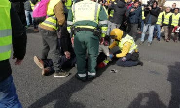 Un coche atropella a un taxista que trataba de cortar la A-2