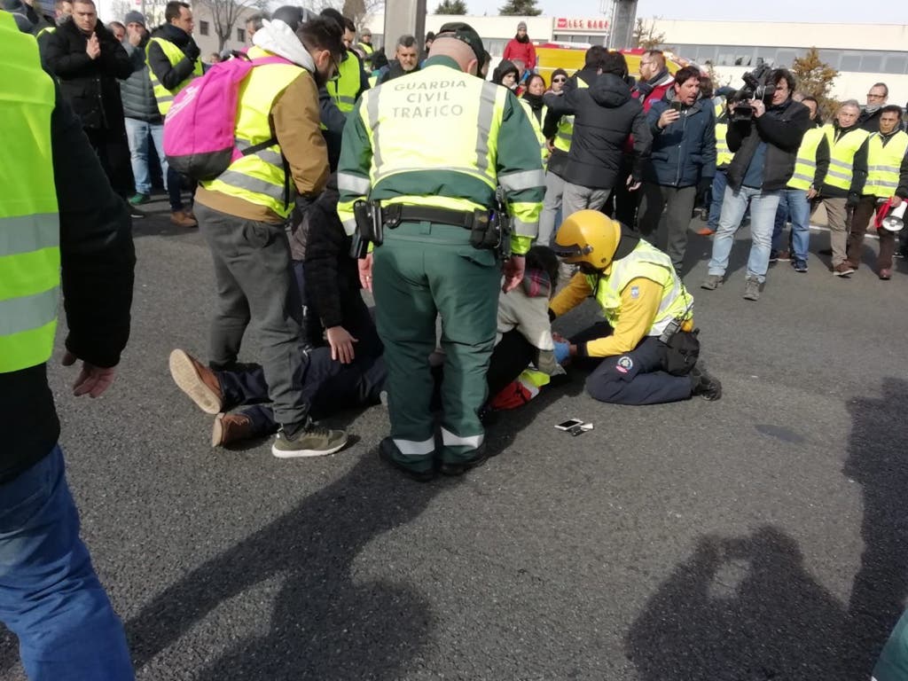 Un coche atropella a un taxista que trataba de cortar la A-2