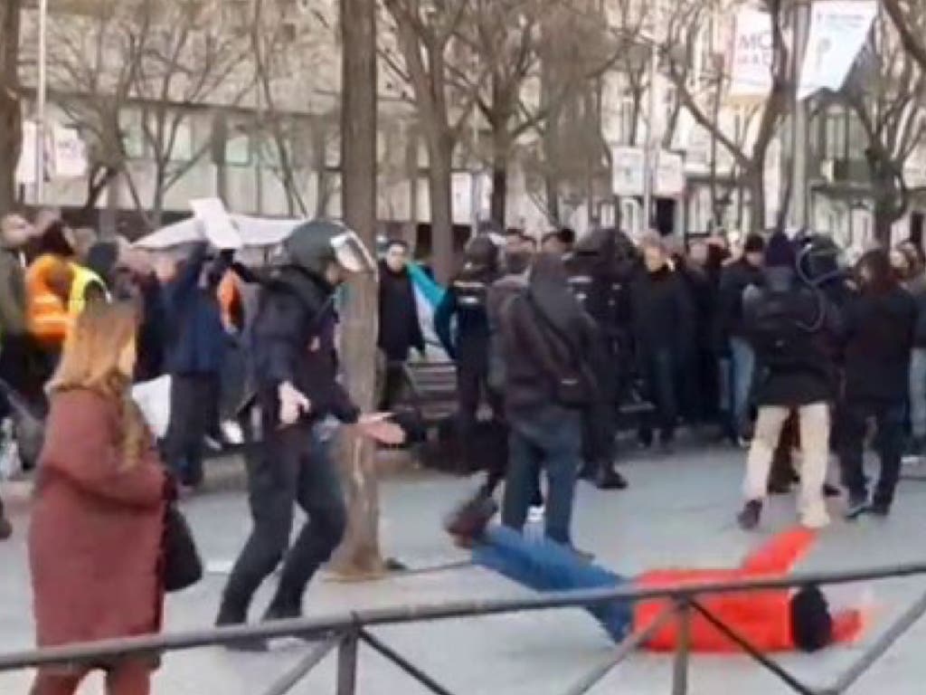 Un taxista se tira al suelo para fingir una agresión policial 