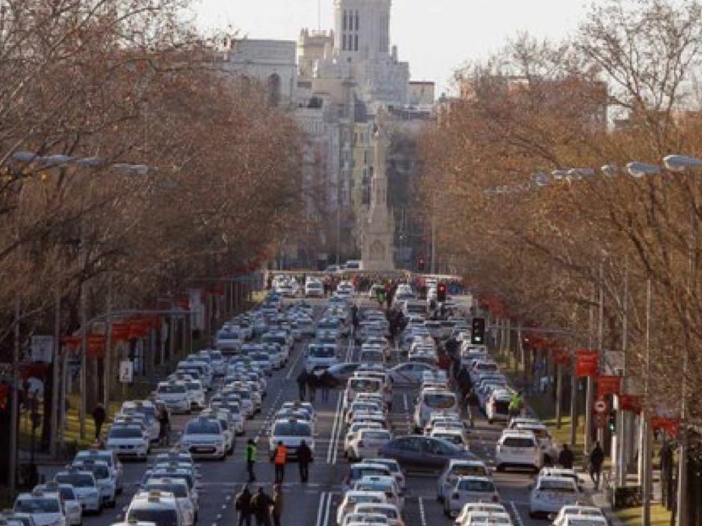 Los taxistas toman la Castellana y amenazan con «petar Madrid»