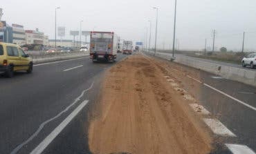 Investigan a un camionero por derramar tierra mojada en la A-2