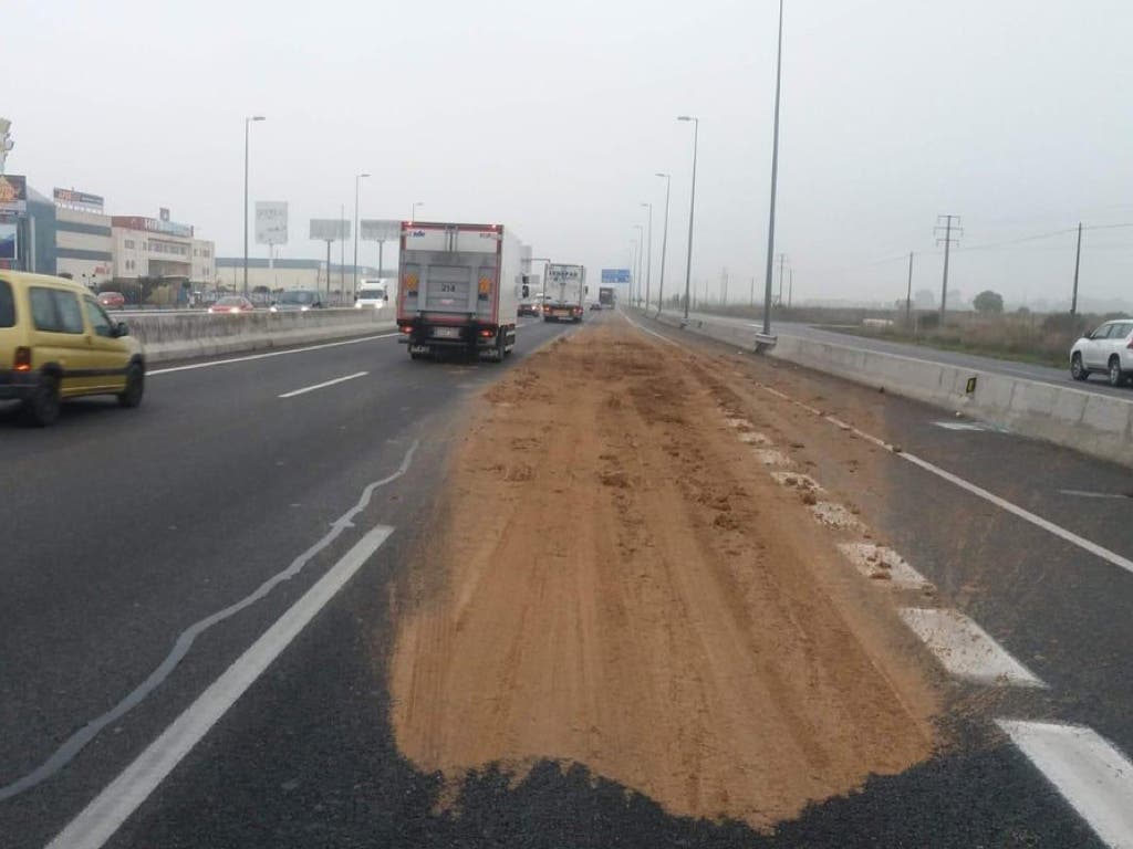 Investigan a un camionero por derramar tierra mojada en la A-2