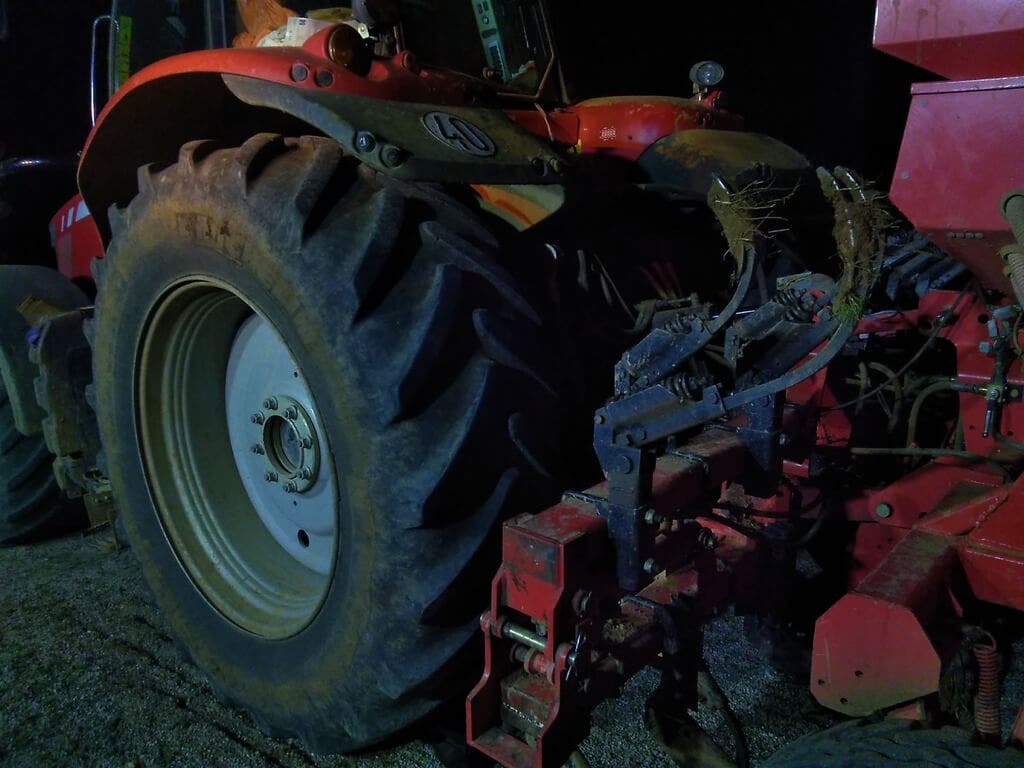 Muere un hombre aplastado por su tractor en Marchamalo