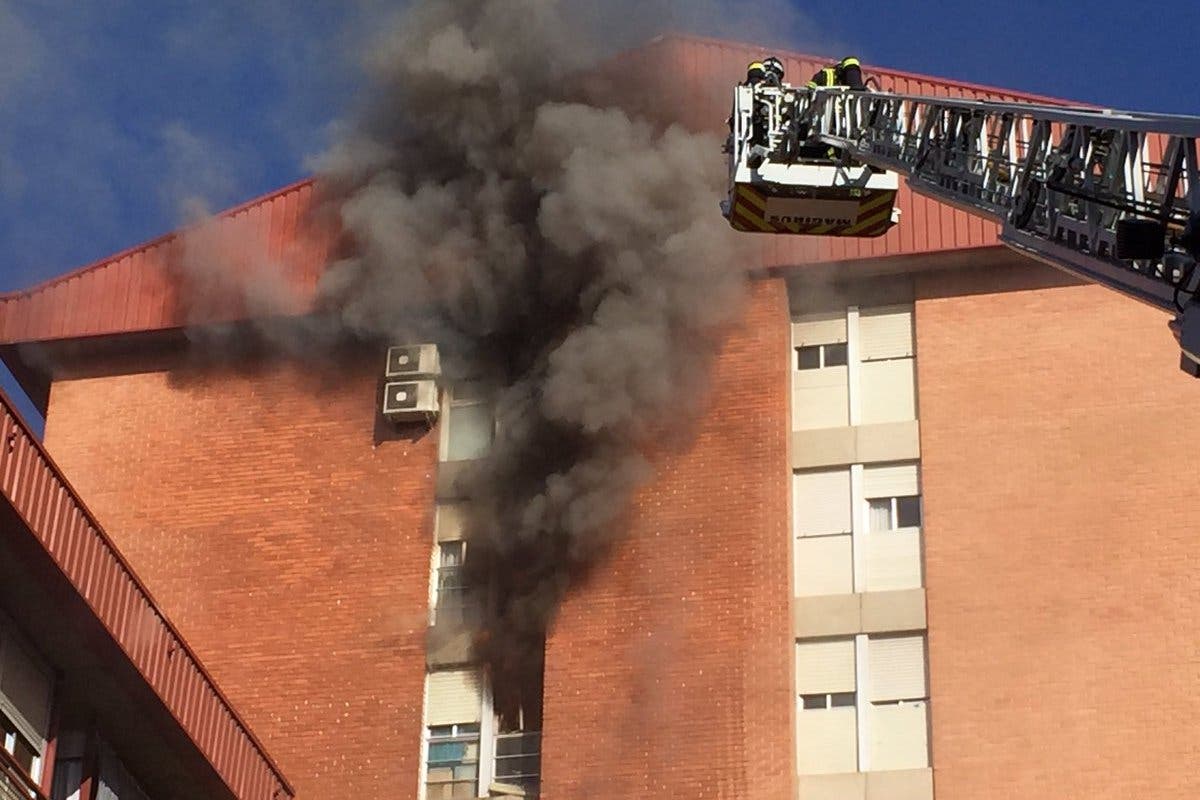 Mueren un hombre y sus dos perros en un incendio en Vallecas