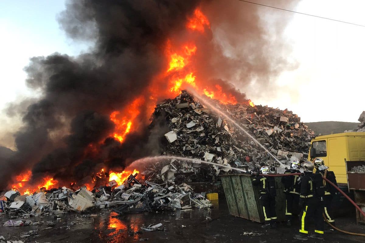 Gran columna de humo por un incendio entre Torrejón y San Fernando