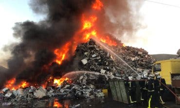 Gran columna de humo por un incendio entre Torrejón y San Fernando