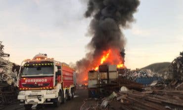 El incendio de una chatarrería en San Fernando podría durar varios días