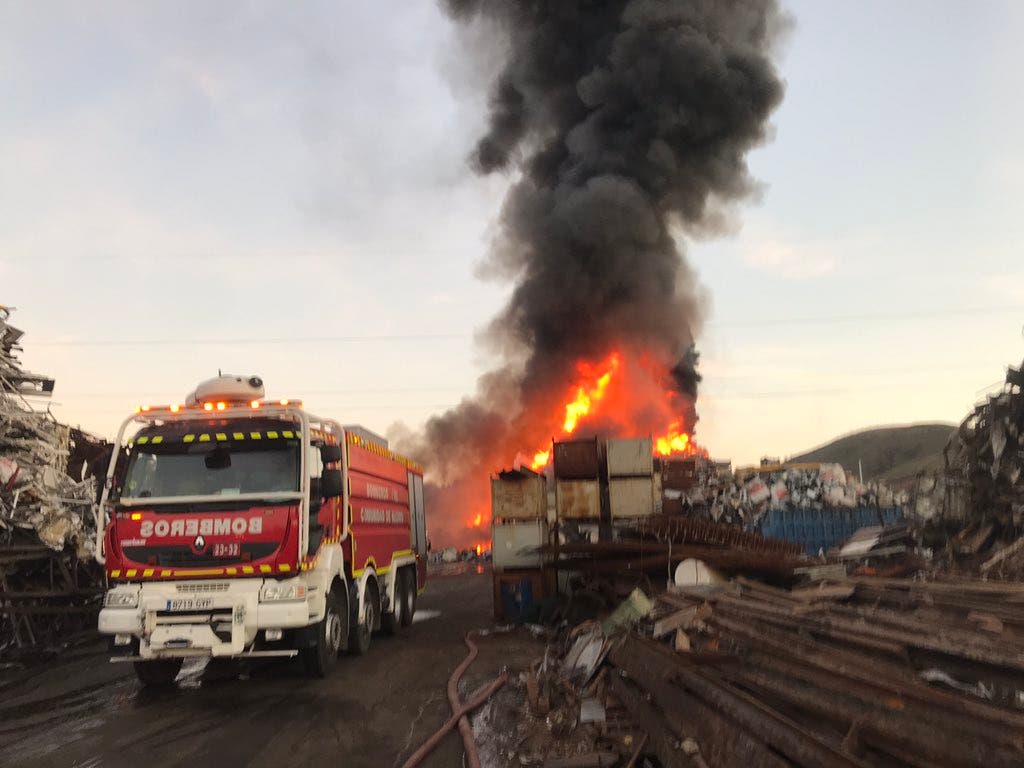 El incendio de una chatarrería en San Fernando podría durar varios días