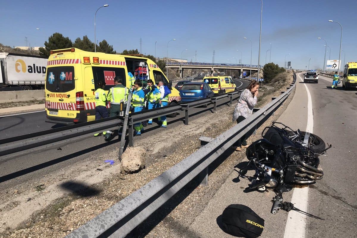 Un motorista sufre la amputación de una pierna en un accidente en la A-4