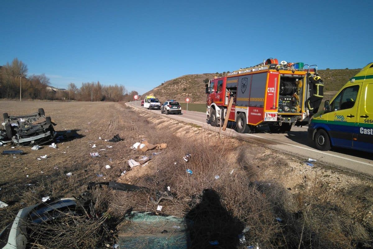 Muere un hombre tras volcar su coche en Guadalajara