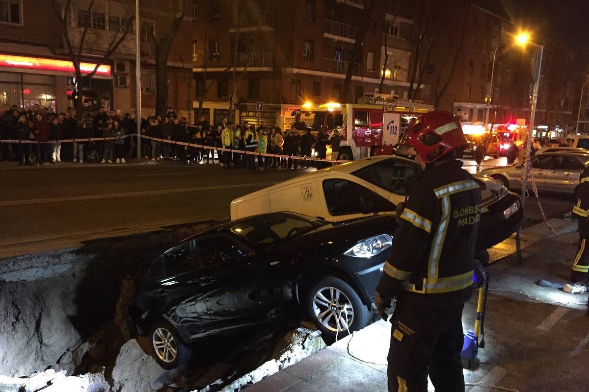 Un socavón se traga dos vehículos en Ciudad Lineal