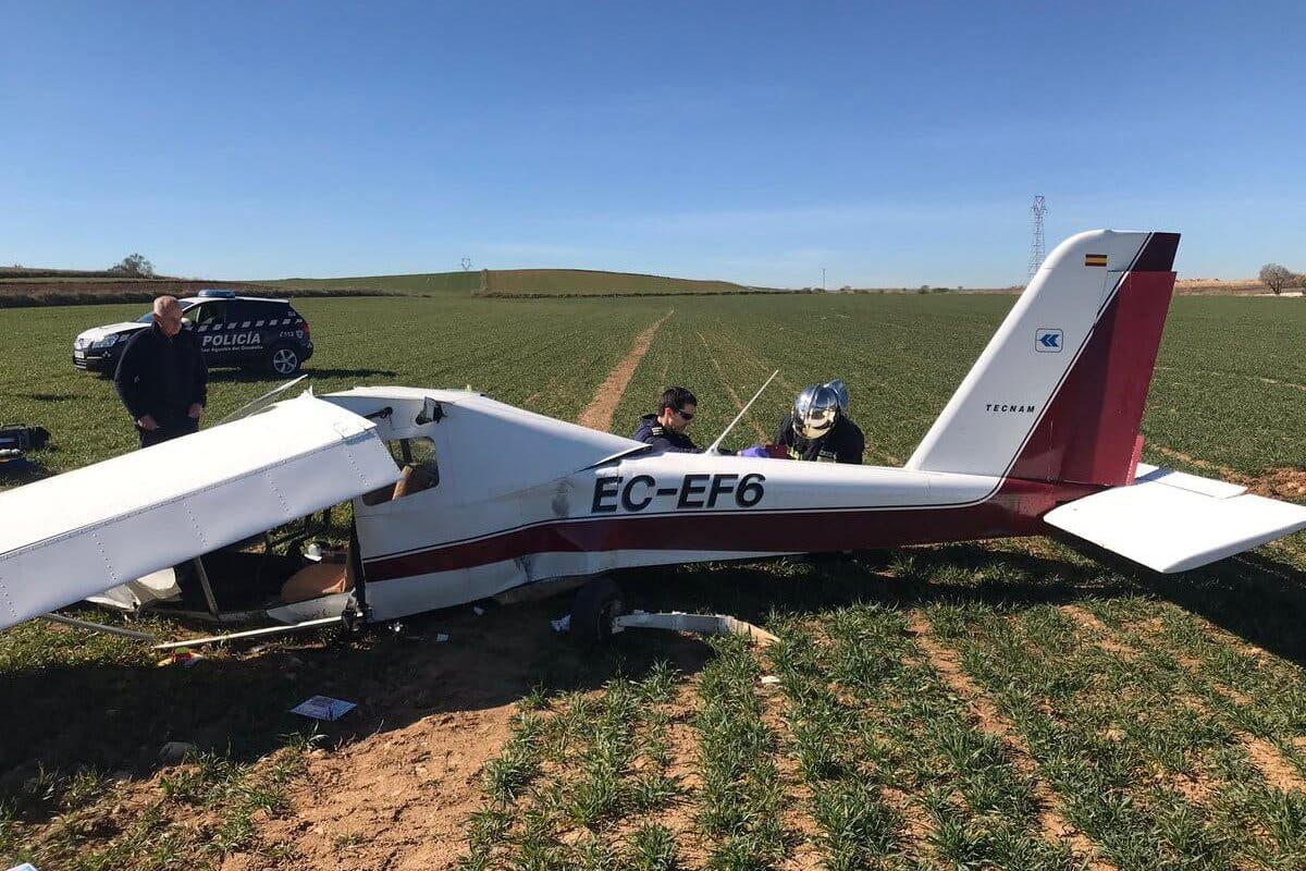 Dos heridos graves al estrellarse un ultraligero cerca de la A-1