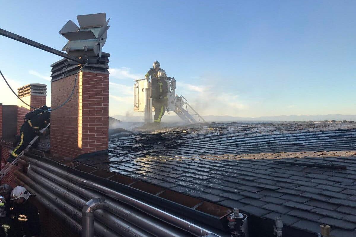 Desalojan un hotel con 80 habitaciones tras un incendio en la cubierta