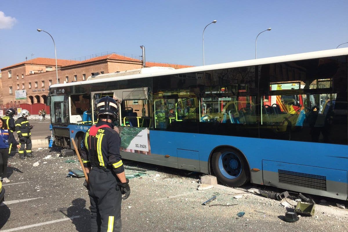 Aparatoso accidente de un autobús de la EMT