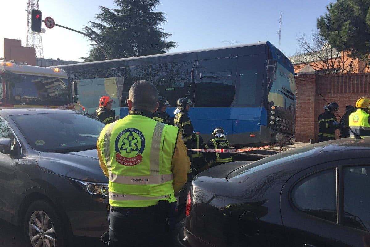 Muere un hombre tras ser atropellado por un autobús de la EMT