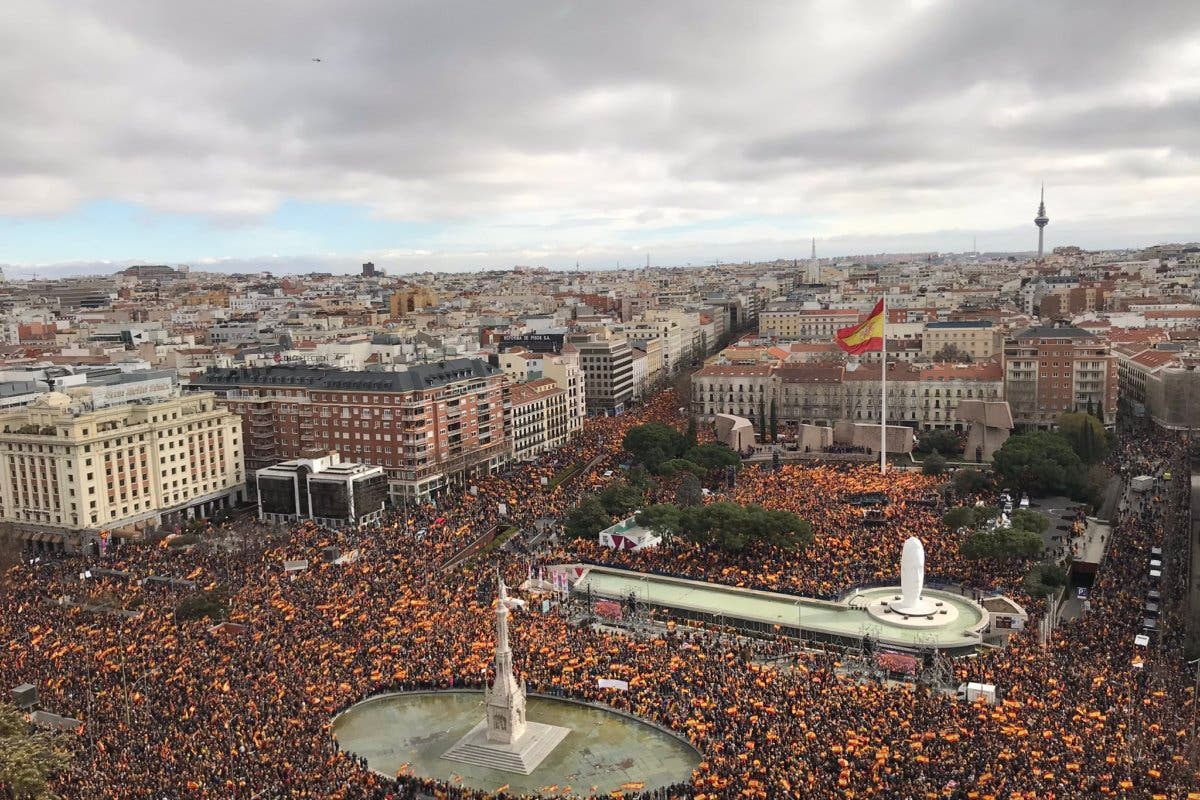 Miles de personas piden en Colón la salida de Sánchez 