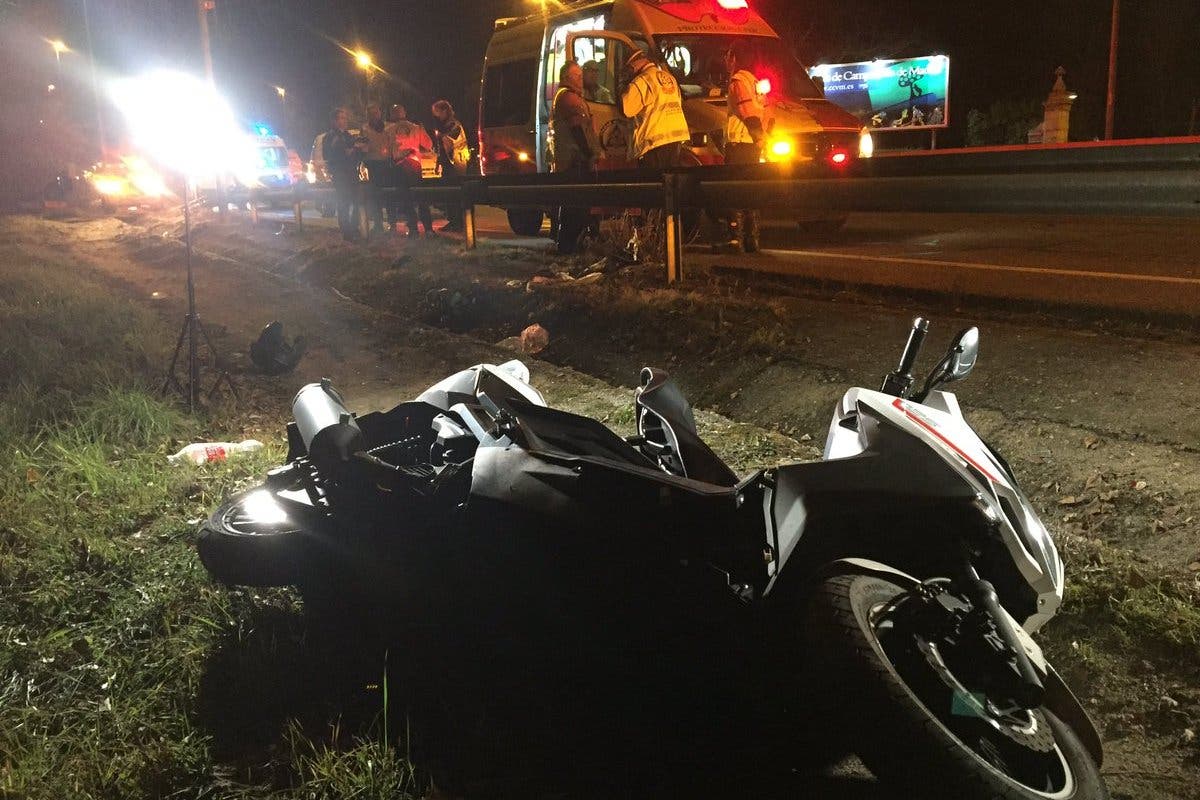 Dos jóvenes heridos en un accidente de moto en la M-500