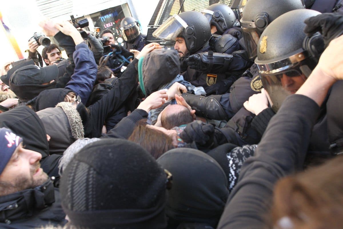 Varios detenidos en Madrid al tratar de impedir cuatro desahucios