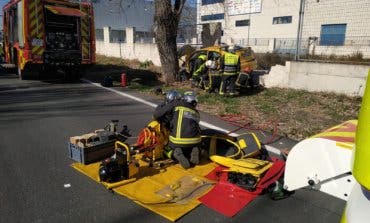 Herido grave un conductor en Daganzo tras chocar contra un árbol 