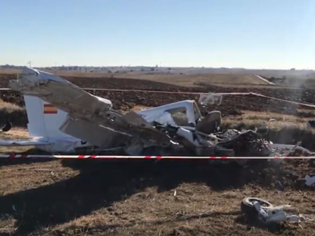 Dos muertos al estrellarse una avioneta en un camino rural