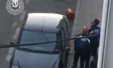 Lanzan bombonas de butano a policías desde una azotea en Madrid