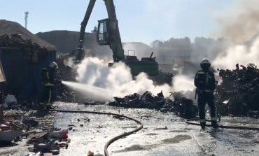 San Fernando realoja a 34 personas tras el incendio de la chatarrería