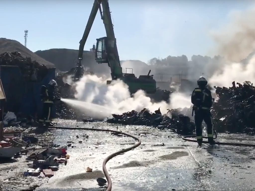 San Fernando realoja a 34 personas tras el incendio de la chatarrería