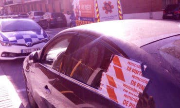 Rescatan a un niño que se quedó encerrado en un coche
