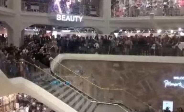 Paraliza el Primark de Gran Vía para pedir matrimonio a su novia