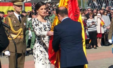 La reina entrega en Paracuellos la bandera al regimiento Nápoles de Paracaidistas