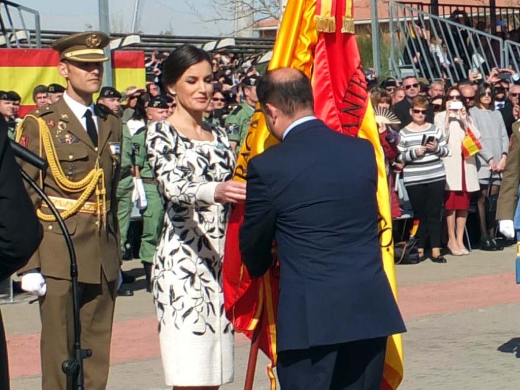 La reina entrega en Paracuellos la bandera al regimiento Nápoles de Paracaidistas