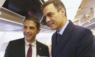 El alcalde de Alcalá de Henares visita en el Falcon con Sánchez la tumba de Azaña