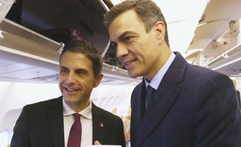 El alcalde de Alcalá de Henares visita en el Falcon con Sánchez la tumba de Azaña
