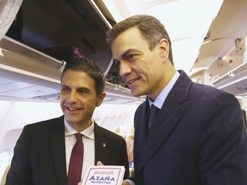 El alcalde de Alcalá de Henares visita en el Falcon con Sánchez la tumba de Azaña