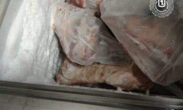 Suciedad, insectos y carne en mal estado en una tienda de Usera