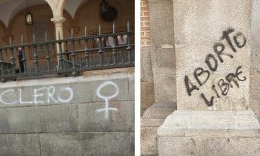 Pintadas contra la Iglesia y a favor del aborto en templos de Madrid